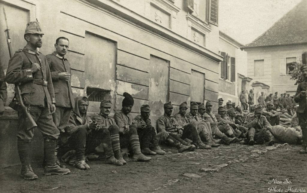 Prizonieri români si paznicii lor germani in primul razboi mondial undeva in Ardeal