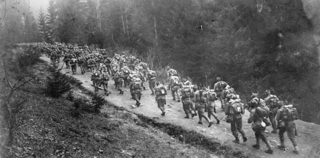 trupele române trecând Carpații