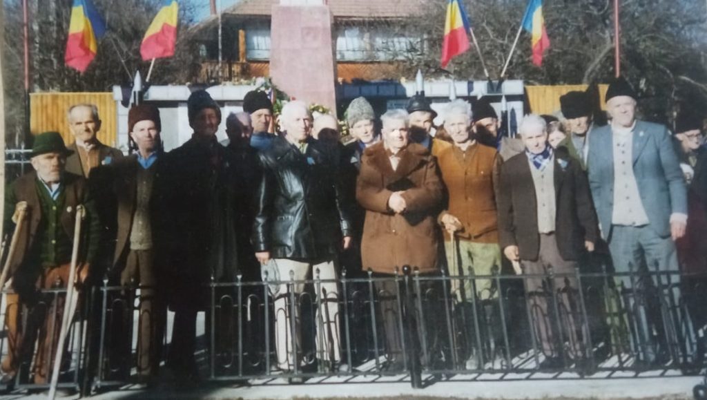 veterani de rzaboi la monumentul din Maneciu Ungureni - 1997